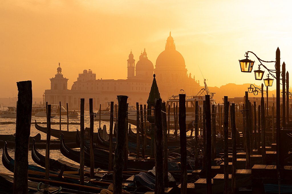 20 - VENEZIA - LA GIUDECCA E LE SUE GONDOLE AL TRAMONTO.jpg